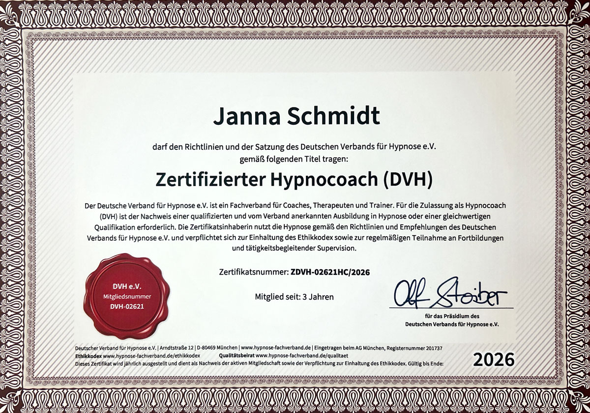 Janna Schmidt</p>
<p>darf den Richtlinien und der Satzung des Deutschen Verbands für Hypnose e.V.<br />
gemäß folgenden Titel tragen:</p>
<p>Zertifizierter Hypnocoach (DVH)</p>
<p>Der Deutsche Verband für Hypnose e.V. ist ein Fachverband für Coaches, Therapeuten und Trainer. Für die Zulassung als Hypnocoach (DVH) ist der Nachweis einer qualifizierten und vom Verband anerkannten Ausbildung in Hypnose oder einer gleichwertigen Qualifikation erforderlich. Die Zertifikatsinhaberin nutzt die Hypnose gemäß den Richtlinien und Empfehlungen des Deutschen Verbands für Hypnose e.V. und verpflichtet sich zur Einhaltung des Ethikkodex sowie zur regelmäßigen Teilnahme an Fortbildungen und tätigkeitsbegleitender Supervision.